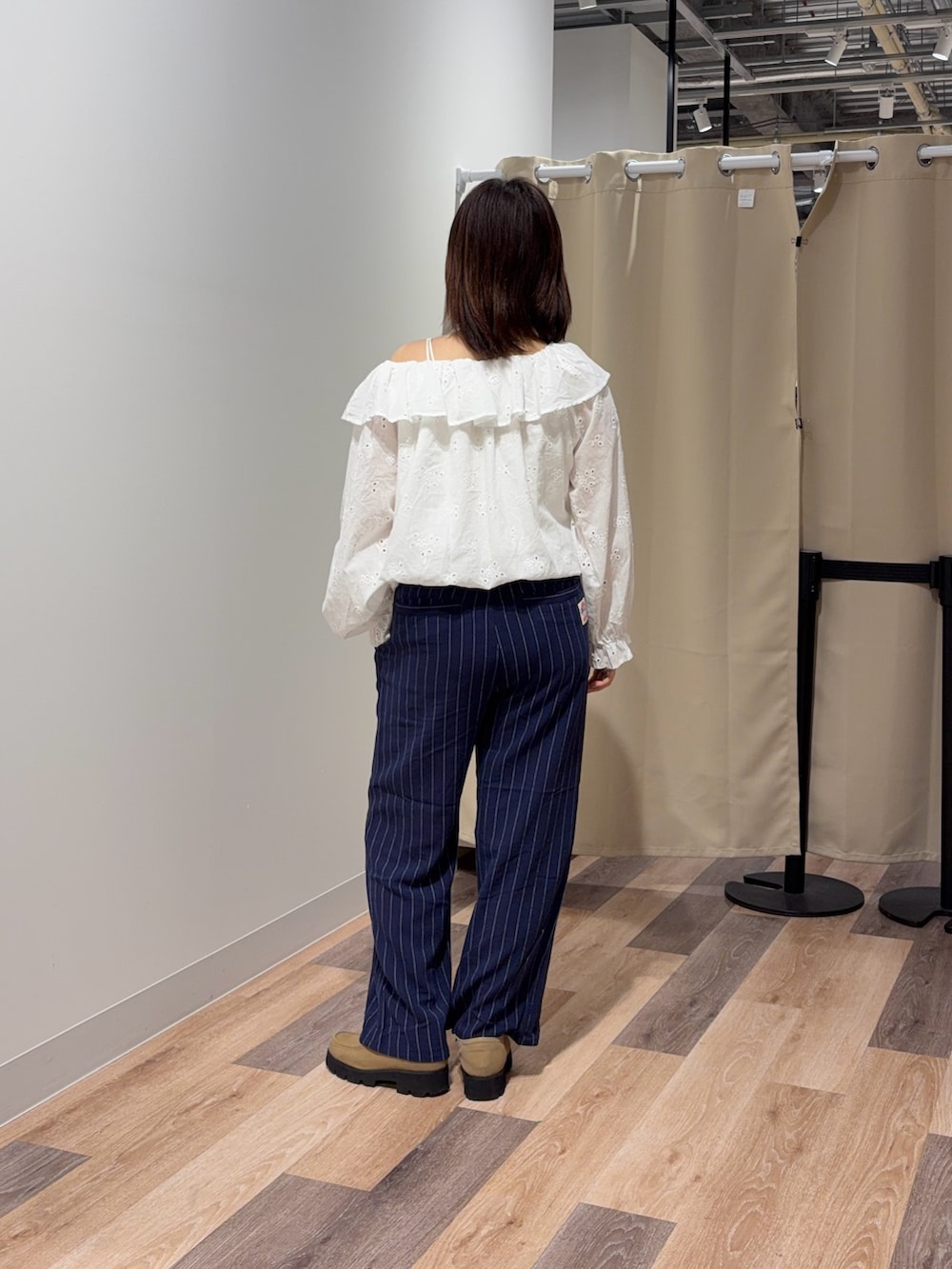 ホワイト系のシャツ/ブラウス、ブルー系のその他パンツを着用したレディースの春コーディネートの3枚目の写真