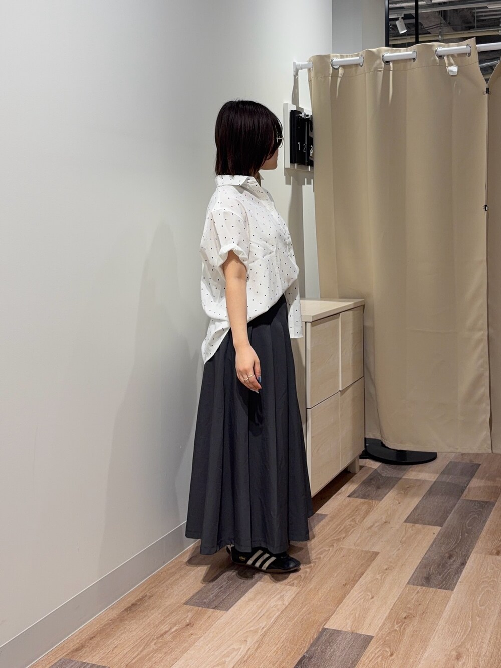 ホワイト系のシャツ/ブラウス、ベージュ系のスカートを着用したレディースの春コーディネートの2枚目の写真