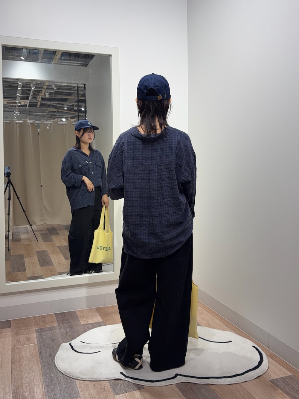 ブルー系のシャツ/ブラウス、ブラック系のその他パンツを着用したレディースの秋コーディネートの3枚目の写真