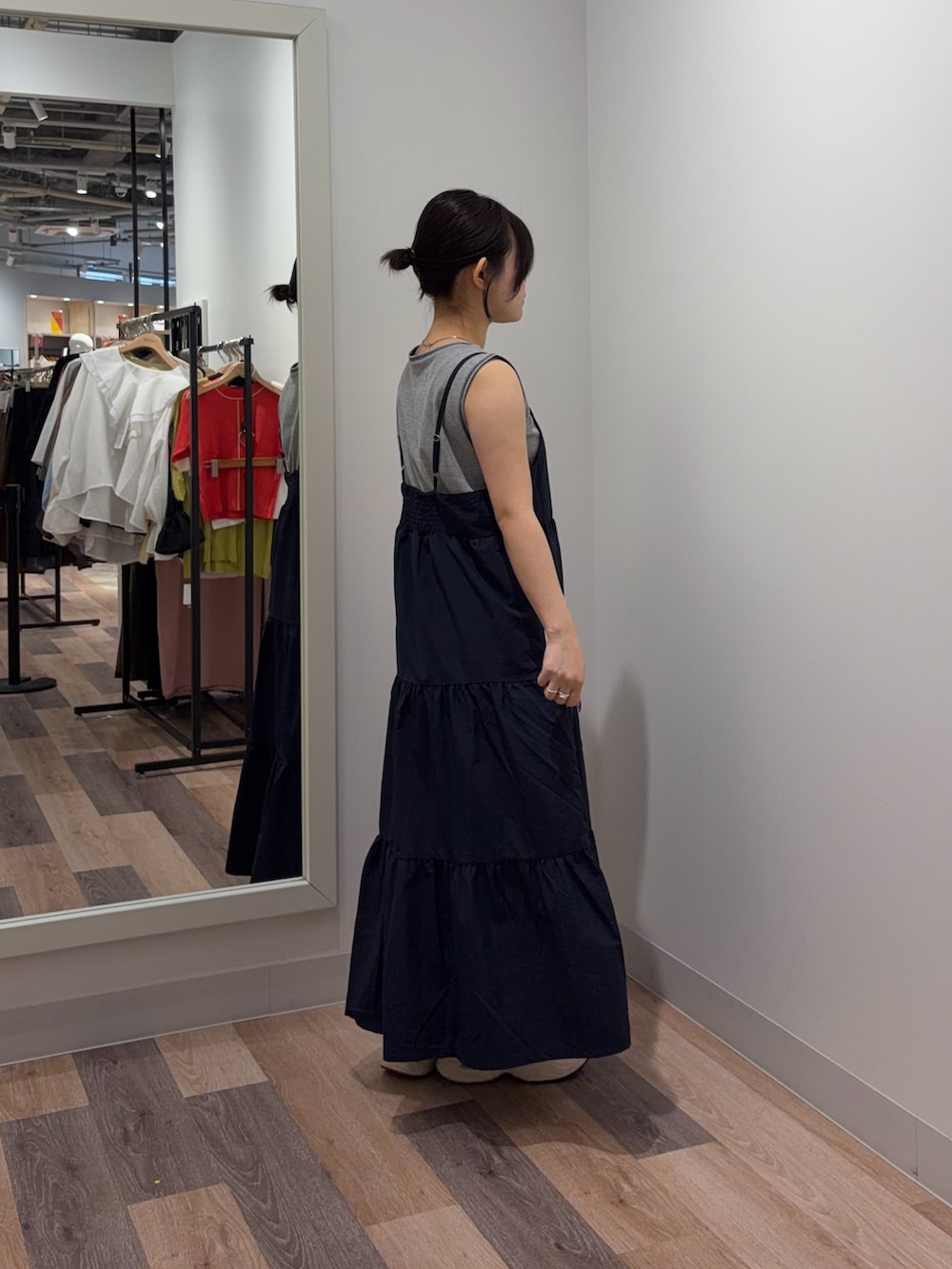 ホワイト系のTシャツ/カットソー、ブルー系のワンピース、ブルー系のデニムパンツを着用したレディースの春コーディネートの2枚目の写真