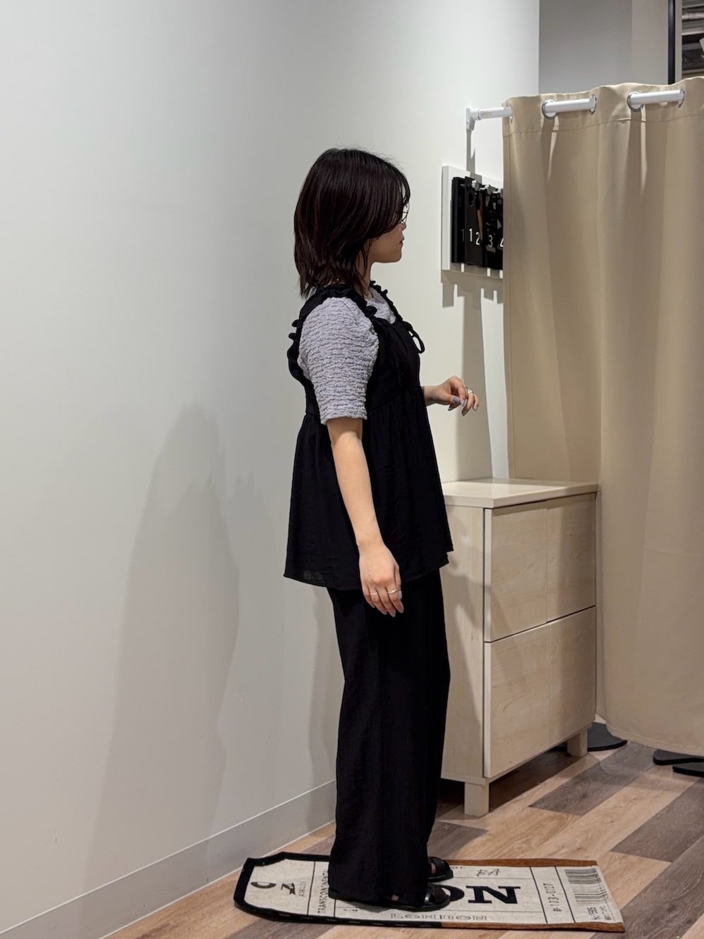 パープル系のTシャツ/カットソー、ブラック系のワンピースを着用したレディースの夏コーディネートの2枚目の写真