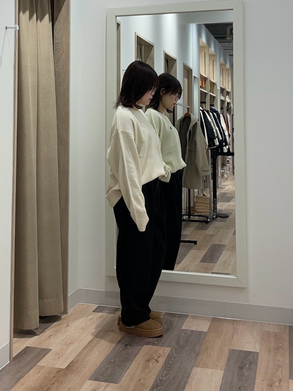 ホワイト系のニット/セーター、グレー系のスラックス、イエロー系のブーツを着用したレディースの冬コーディネートの2枚目の写真