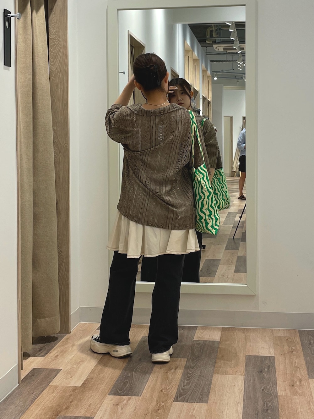 「カジュアル、デニム、レイヤードスタイル、レースシャツ、シャツスタイル」｜「CPCMのフレアデニム（デニムパンツ、ブラック系）」を使った、みおさん（骨格ストレート・レディース・155cm）の夏コーディネートの3枚目の写真