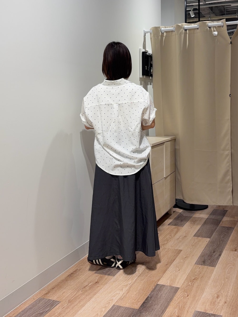 ホワイト系のシャツ/ブラウス、ベージュ系のスカートを着用したレディースの春コーディネートの3枚目の写真