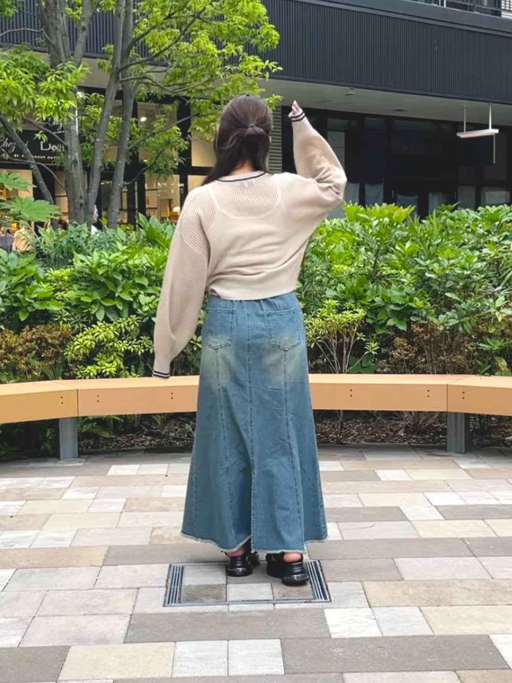 「カジュアル、甘めカジュアル、デニム、デニムスカート、メッシュ、メッシュカーディガン」｜「CPCMのデニムマーメイドスカート（スカート、ブルー系）」を使った、みおさん（骨格ストレート・レディース・155cm）の夏コーディネートの3枚目の写真