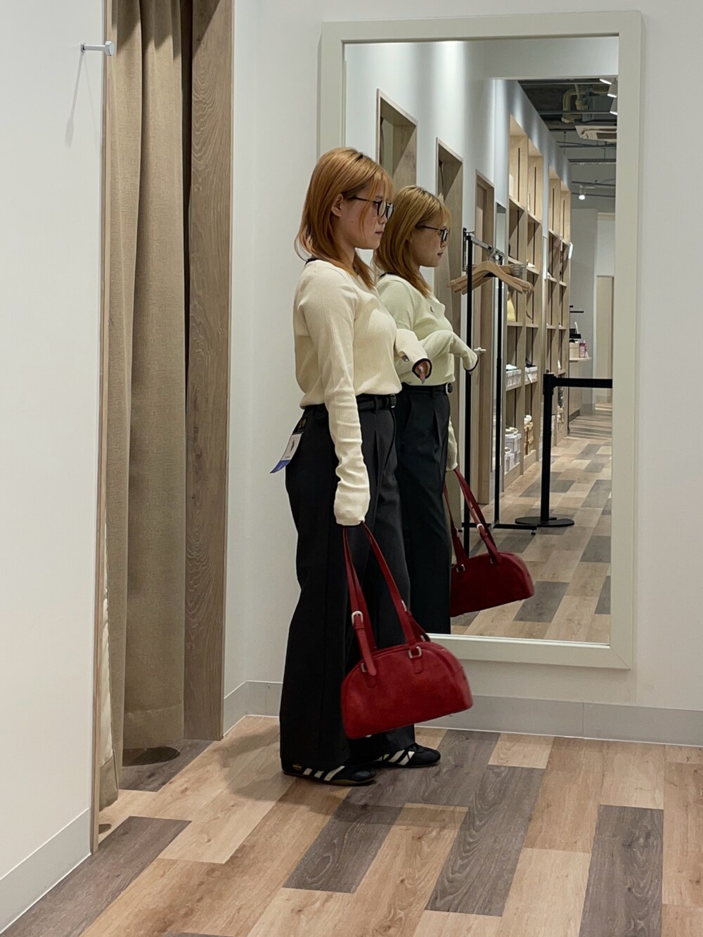 ホワイト系のTシャツ/カットソー、ホワイト系のその他パンツ、ブラウン系のボストンバッグを着用したレディースの夏コーディネートの2枚目の写真