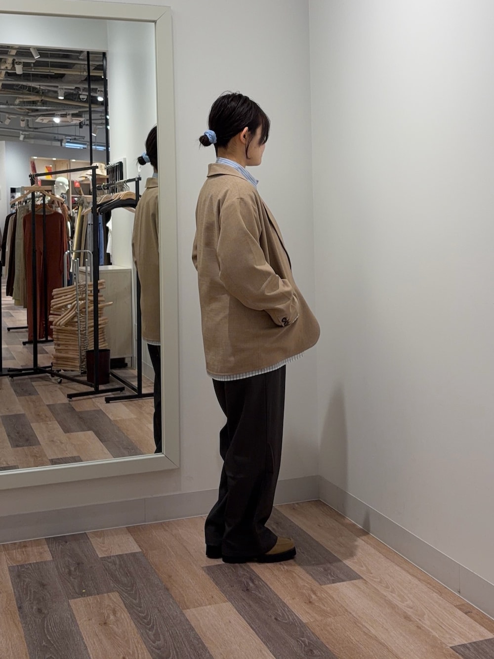 ベージュ系のテーラードジャケット、ブルー系のシャツ/ブラウス、グレー系のその他パンツを着用したレディースの春コーディネートの2枚目の写真