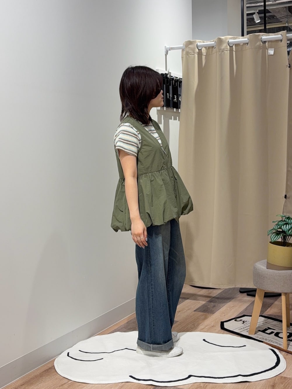 ブラウン系のTシャツ/カットソー、グリーン系のベスト、ブルー系のその他パンツを着用したレディースの夏コーディネートの2枚目の写真