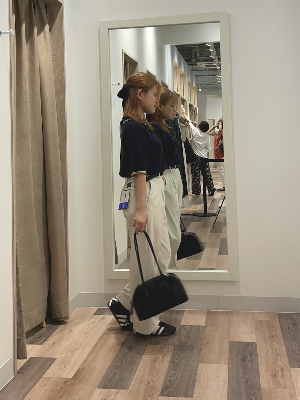 ブルー系のニット/セーター、ホワイト系のその他パンツを着用したレディースの夏コーディネートの2枚目の写真