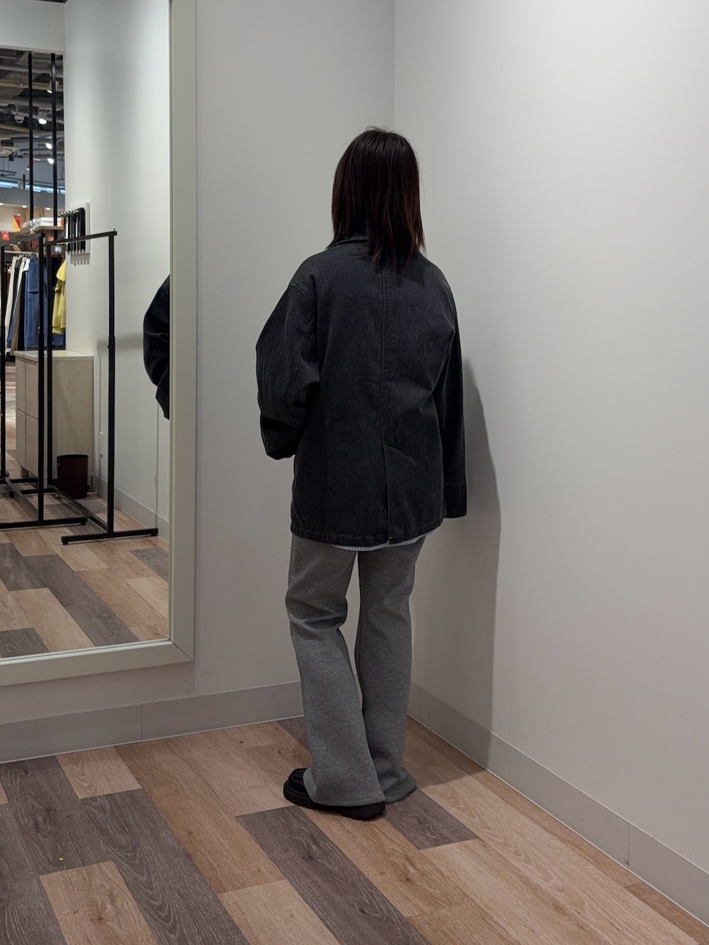 ブルー系のシャツ/ブラウス、ブラック系のテーラードジャケット、グレー系のその他パンツを着用したレディースの春コーディネートの3枚目の写真