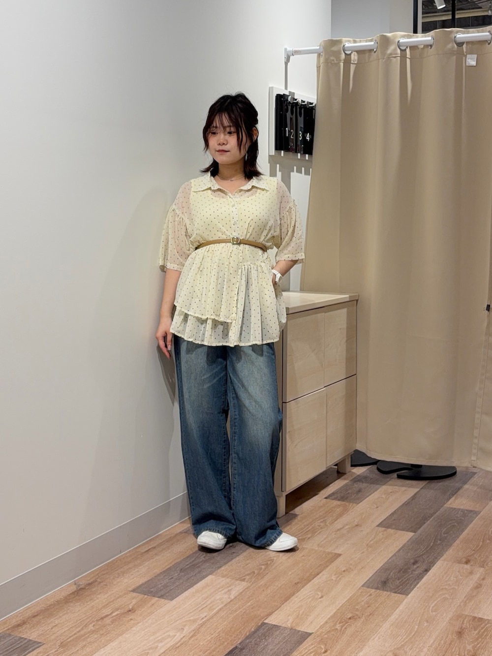 ホワイト系のシャツ/ブラウス、ブルー系のその他パンツを着用したレディースの春コーディネートの2枚目の写真