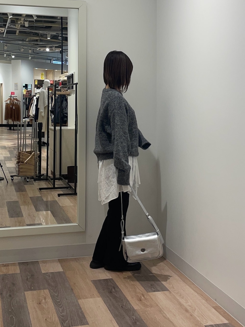 シルバー系のトートバッグ、ホワイト系のシャツ/ブラウス、ブラック系のその他パンツを着用したレディースの冬コーディネートの2枚目の写真