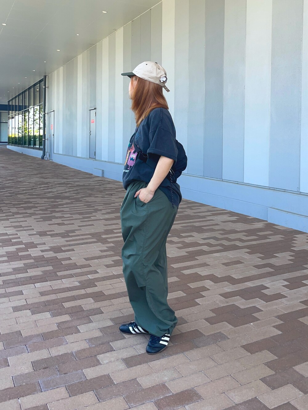 ブラック系のTシャツ/カットソー、ブラック系のその他パンツを着用したレディースの夏コーディネートの2枚目の写真