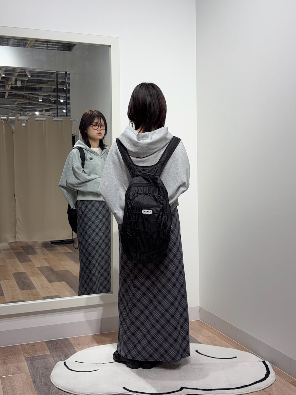 グレー系のパーカー、ホワイト系のTシャツ/カットソー、ブラック系のその他シューズを着用したレディースの秋コーディネートの3枚目の写真