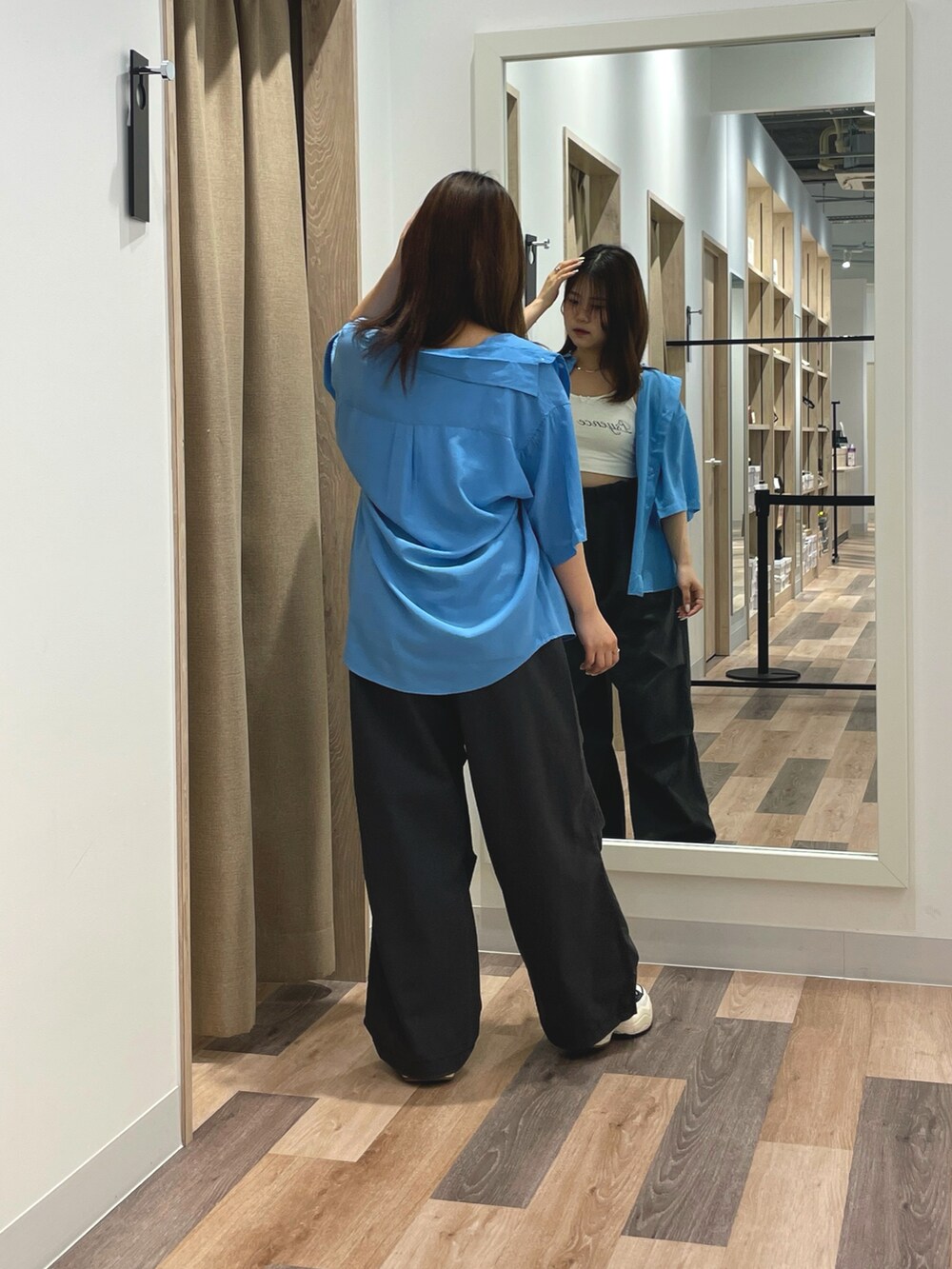 グレー系のシャツ/ブラウス、ブラック系のその他パンツを着用したレディースの夏コーディネートの3枚目の写真