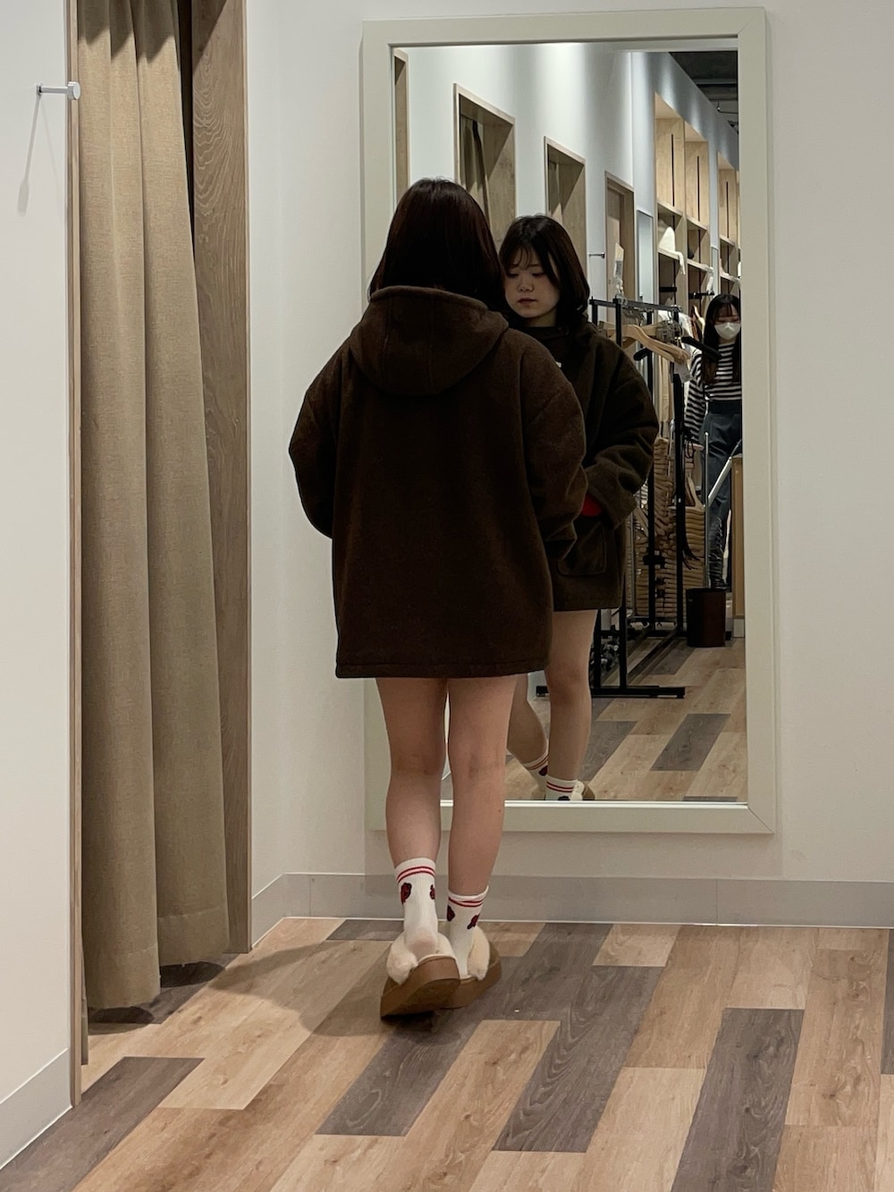 ブラウン系のその他アウター、レッド系のニット/セーター、イエロー系のブーツを着用したレディースの秋コーディネートの3枚目の写真