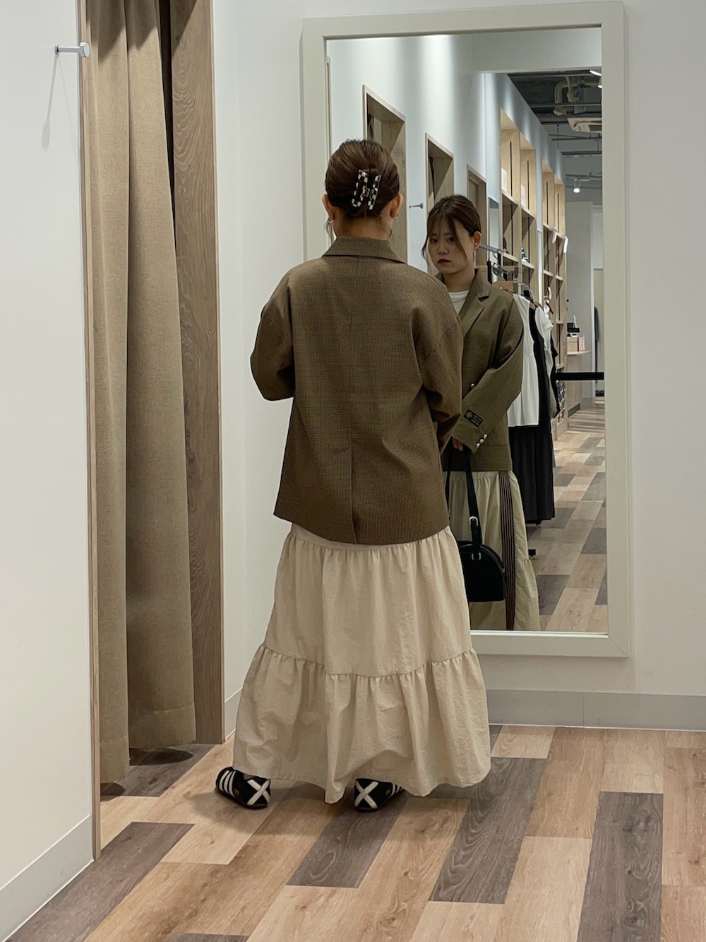 「CPCM、秋服準備はじめました、秋服、ジャケット、ティアードスカート、ロングスカート、シアートップス」｜「CPCMのスラブシアーロンT（Tシャツ/カットソー、ホワイト系）」を使った、みおさん（骨格ストレート・レディース・155cm）の秋コーディネートの3枚目の写真