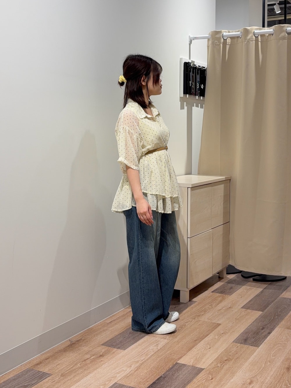 ホワイト系のシャツ/ブラウス、ブルー系のその他パンツを着用したレディースの春コーディネートの3枚目の写真