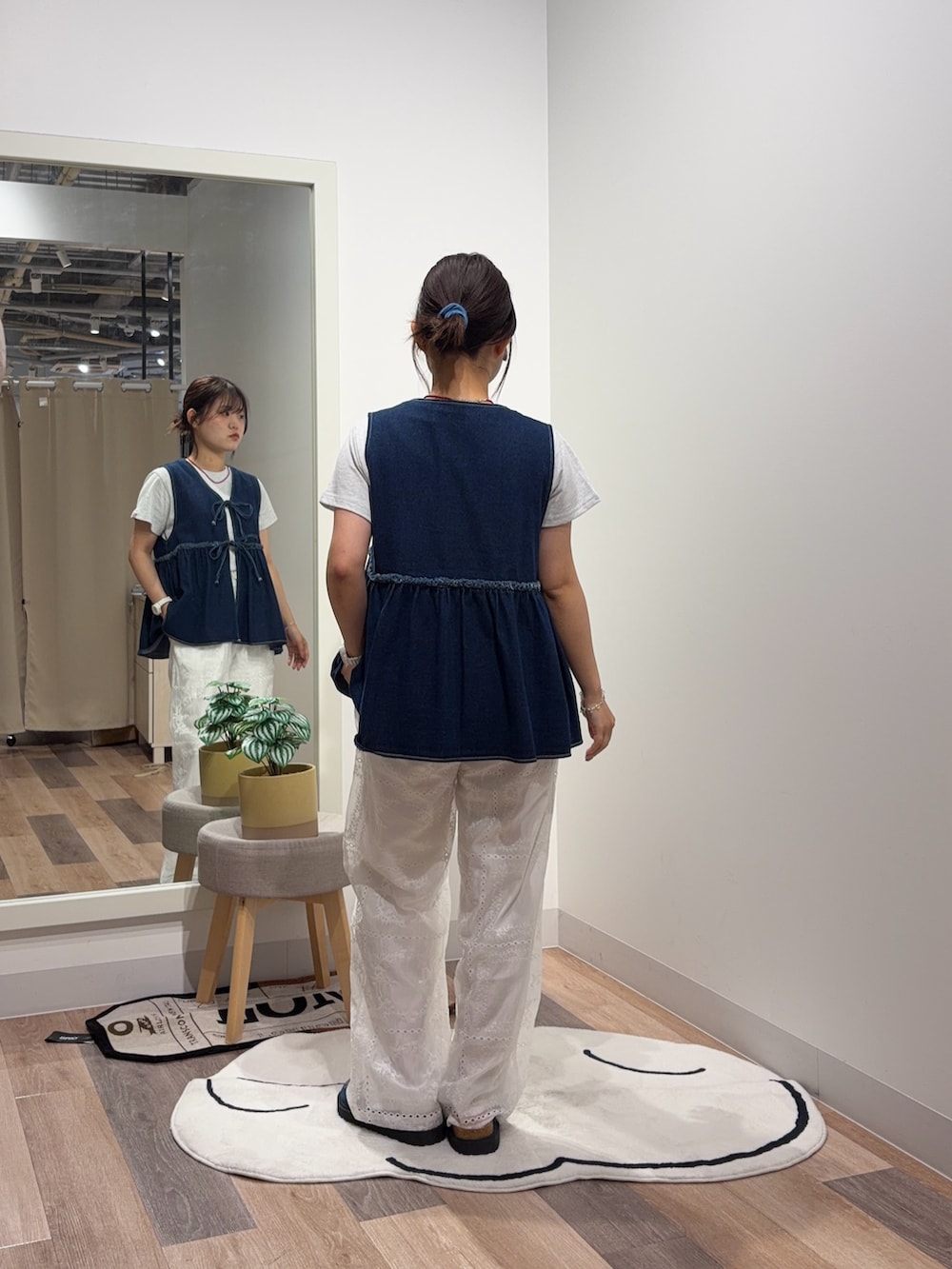 ホワイト系のTシャツ/カットソー、ブルー系のワンピース、ホワイト系のその他パンツを着用したレディースの夏コーディネートの3枚目の写真