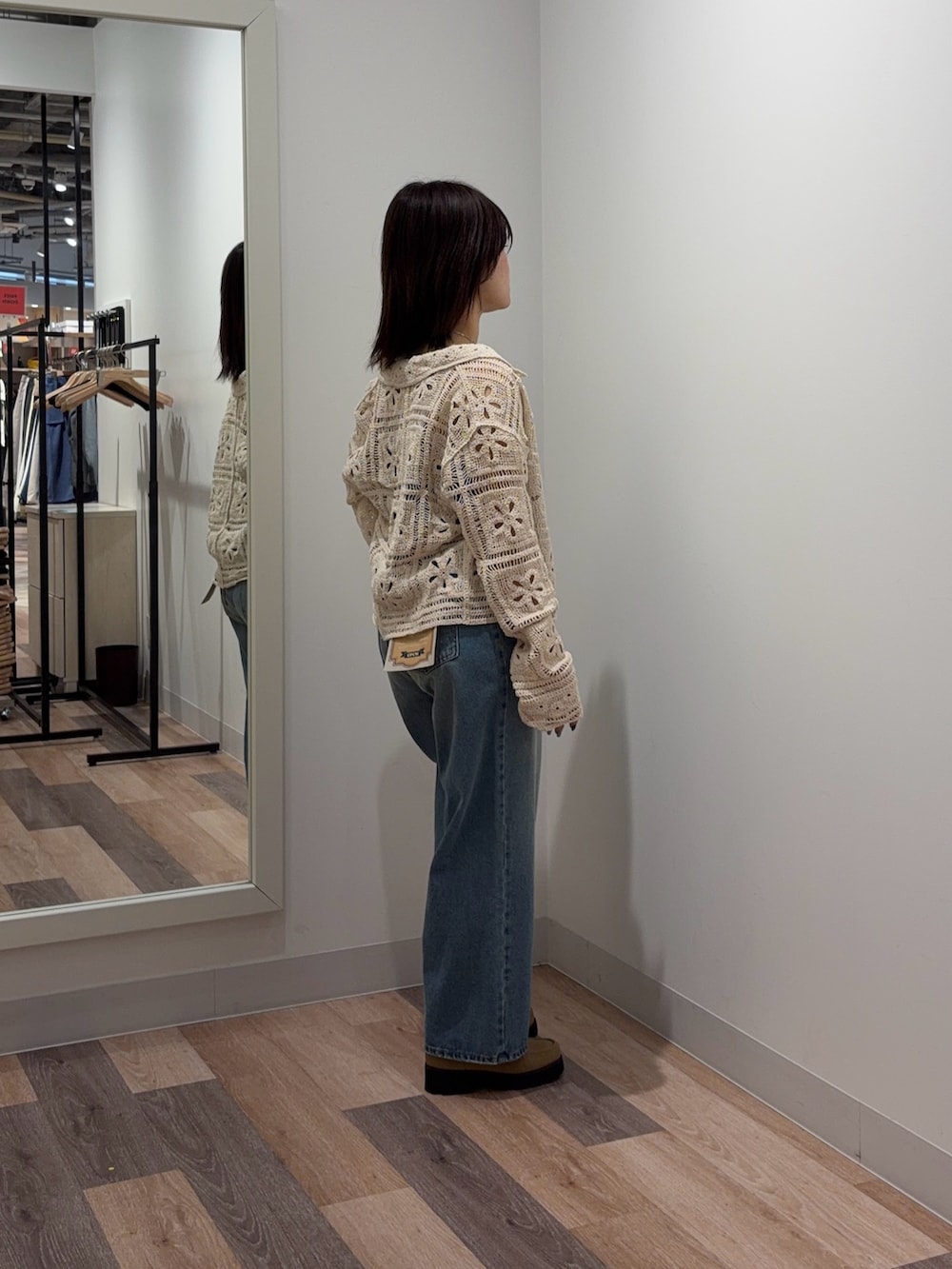 ホワイト系のシャツ/ブラウス、ブルー系のキャミソール、ブルー系のデニムパンツを着用したレディースの春コーディネートの2枚目の写真