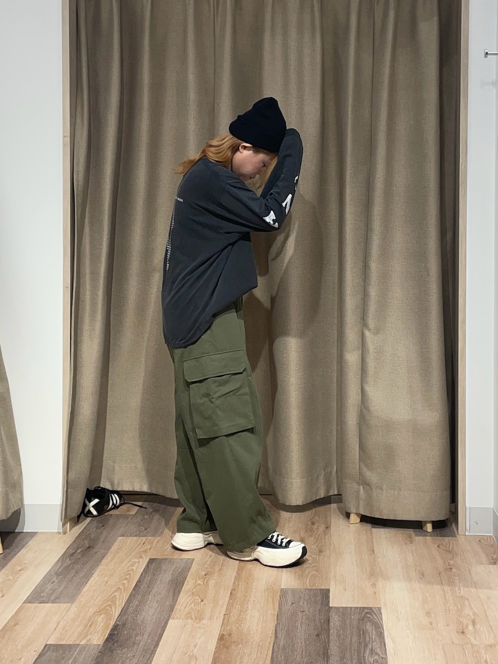 ブラック系のTシャツ/カットソー、グリーン系のカーゴパンツを着用したレディースの夏コーディネートの2枚目の写真