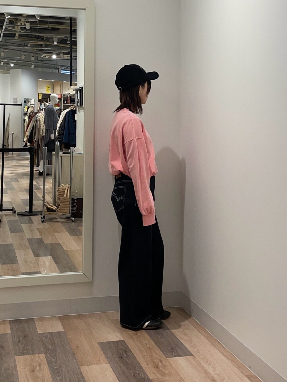 ピンク系のニット/セーター、ブルー系のデニムパンツを着用したレディースの冬コーディネートの2枚目の写真