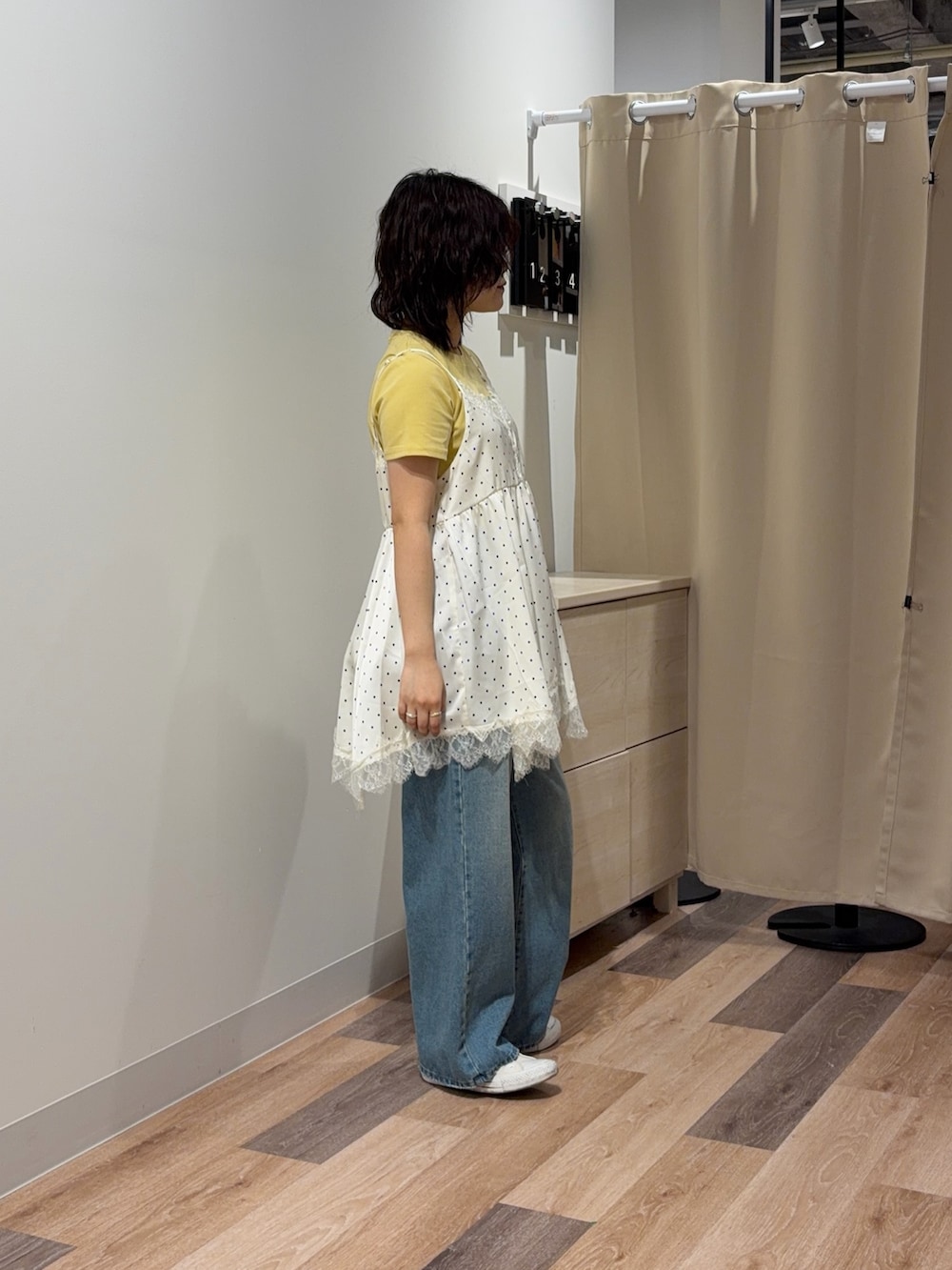 ホワイト系のシャツ/ブラウス、イエロー系のTシャツ/カットソー、ブルー系のその他パンツを着用したレディースの春コーディネートの2枚目の写真