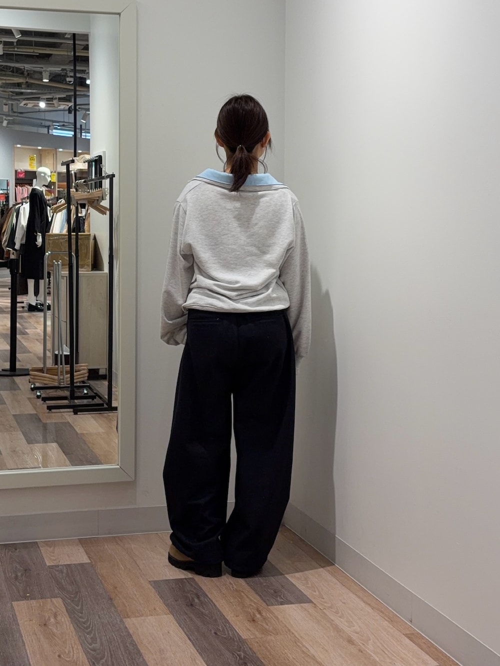 グレー系のTシャツ/カットソー、ブラック系のスラックスを着用したレディースの冬コーディネートの3枚目の写真