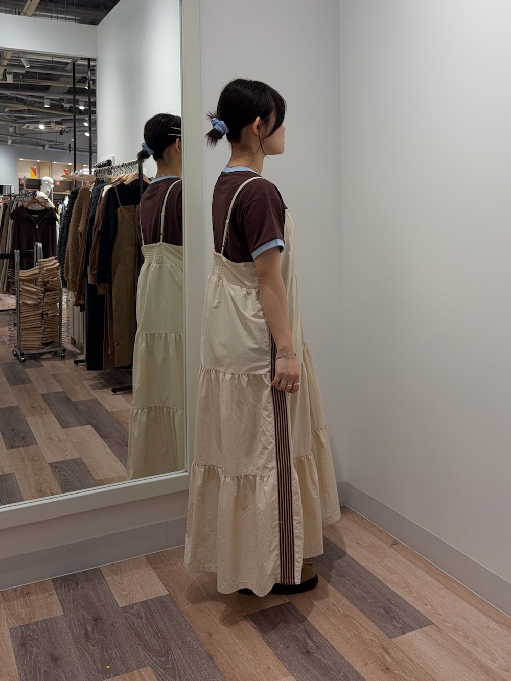 ブラウン系のTシャツ/カットソー、ホワイト系のワンピースを着用したレディースの春コーディネートの2枚目の写真