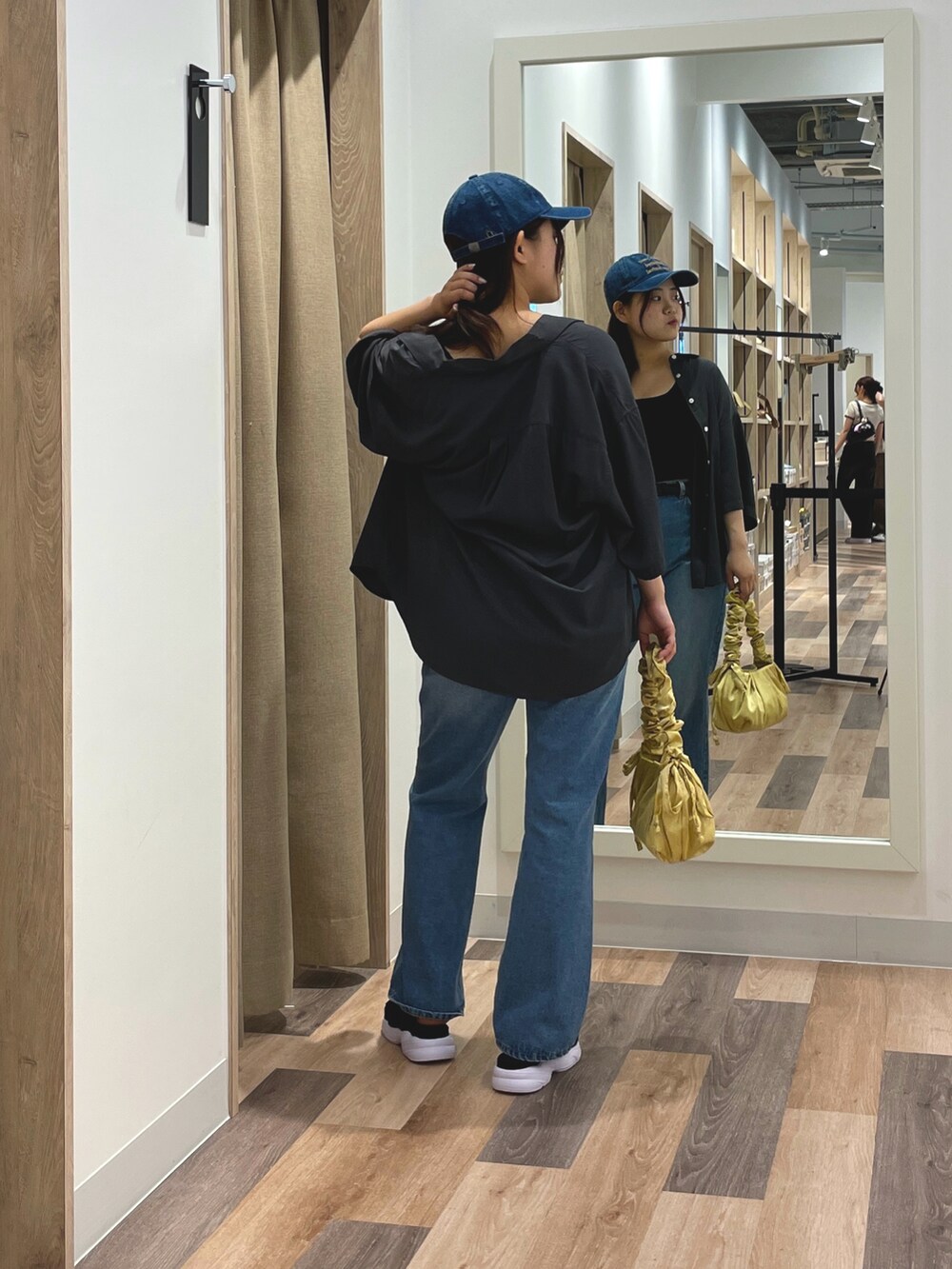 グレー系のシャツ/ブラウス、ブラック系のデニムパンツ、ブラック系のサンダルを着用したレディースの夏コーディネートの3枚目の写真