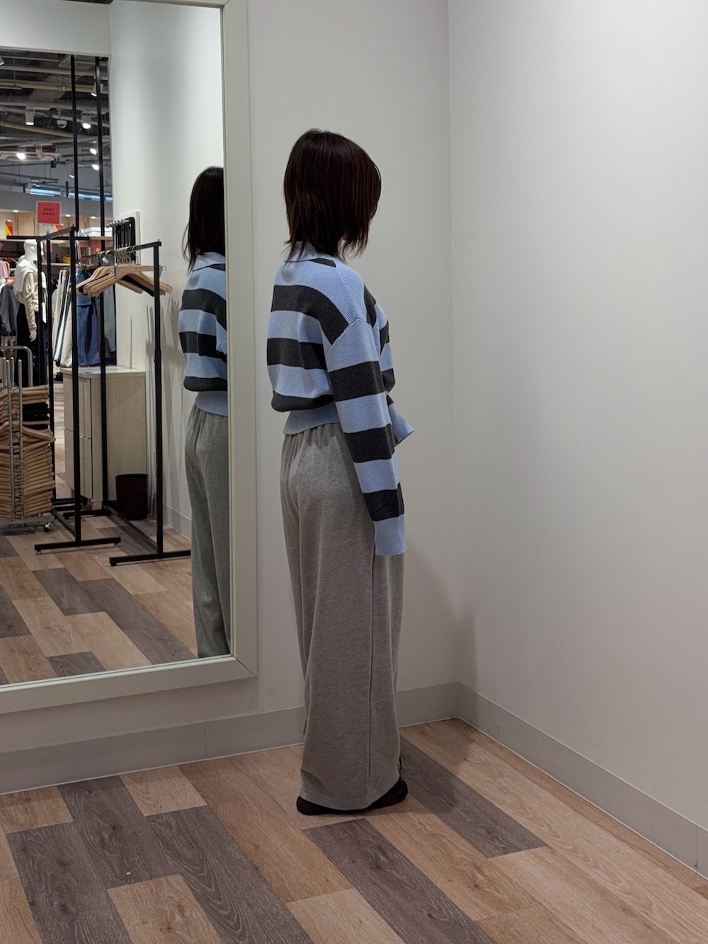 ブルー系のカーディガン/ボレロ、グレー系のその他パンツを着用したレディースの春コーディネートの2枚目の写真