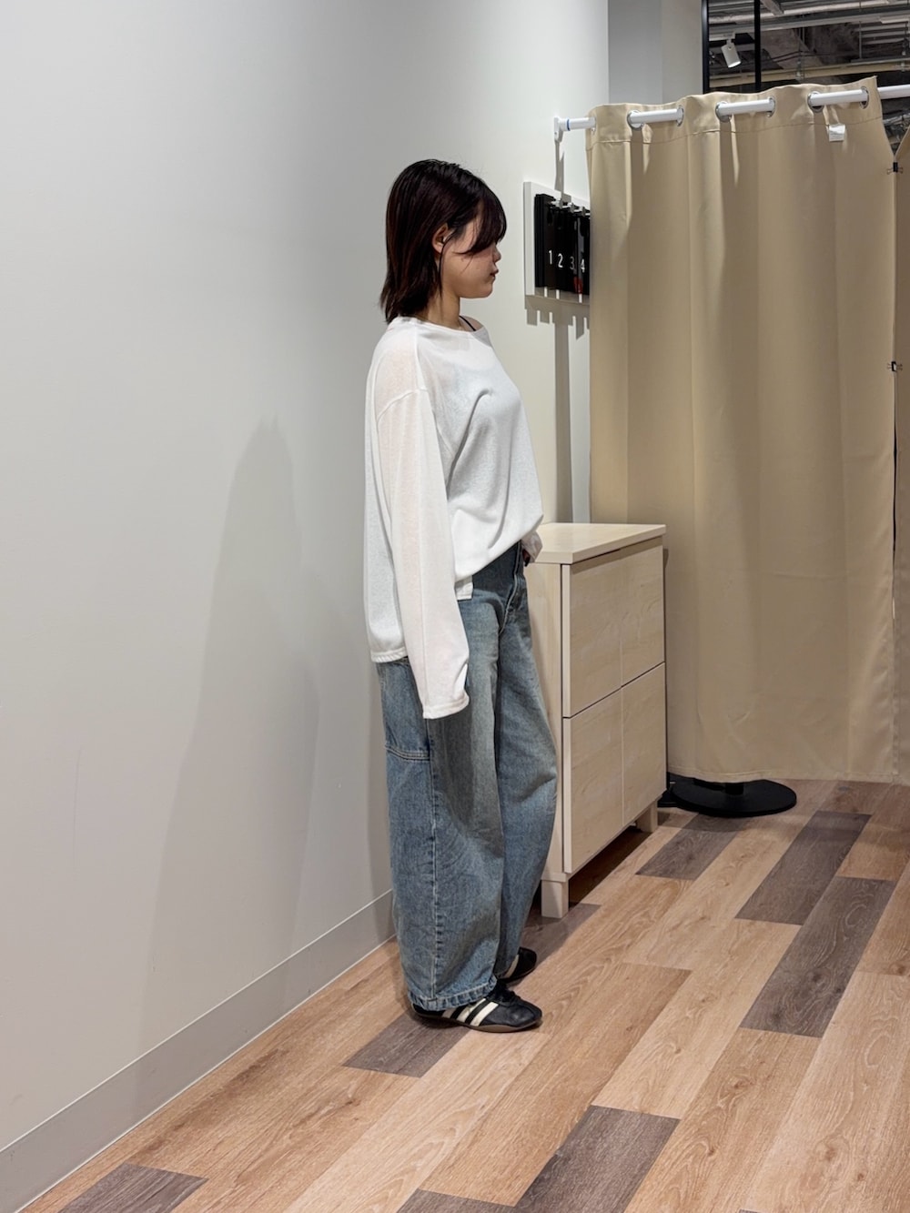 ブルー系のキャミソール、ホワイト系のTシャツ/カットソー、ブルー系のデニムパンツを着用したレディースの春コーディネートの2枚目の写真