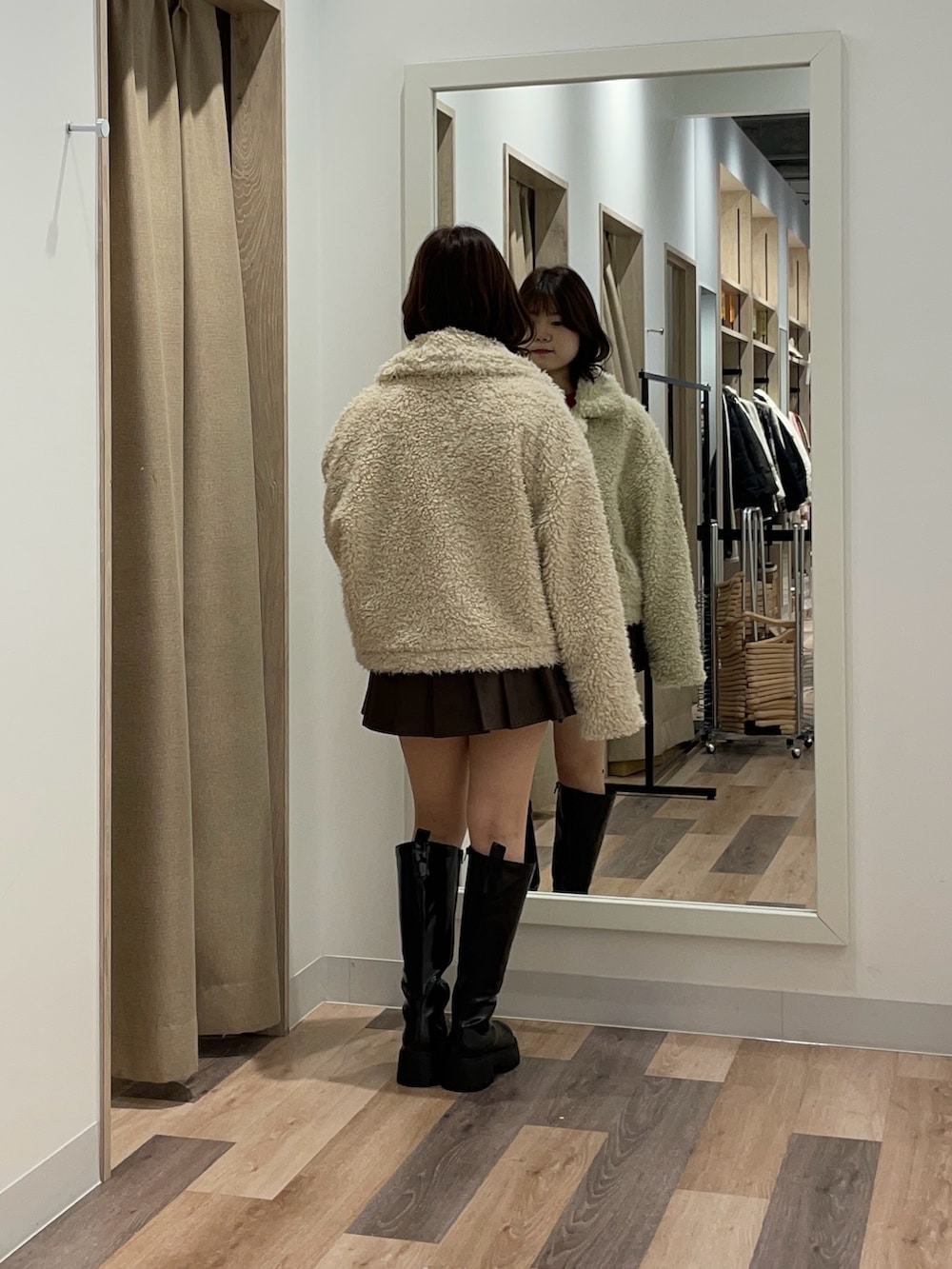 ホワイト系のブルゾン、レッド系のニット/セーターを着用したレディースの冬コーディネートの3枚目の写真