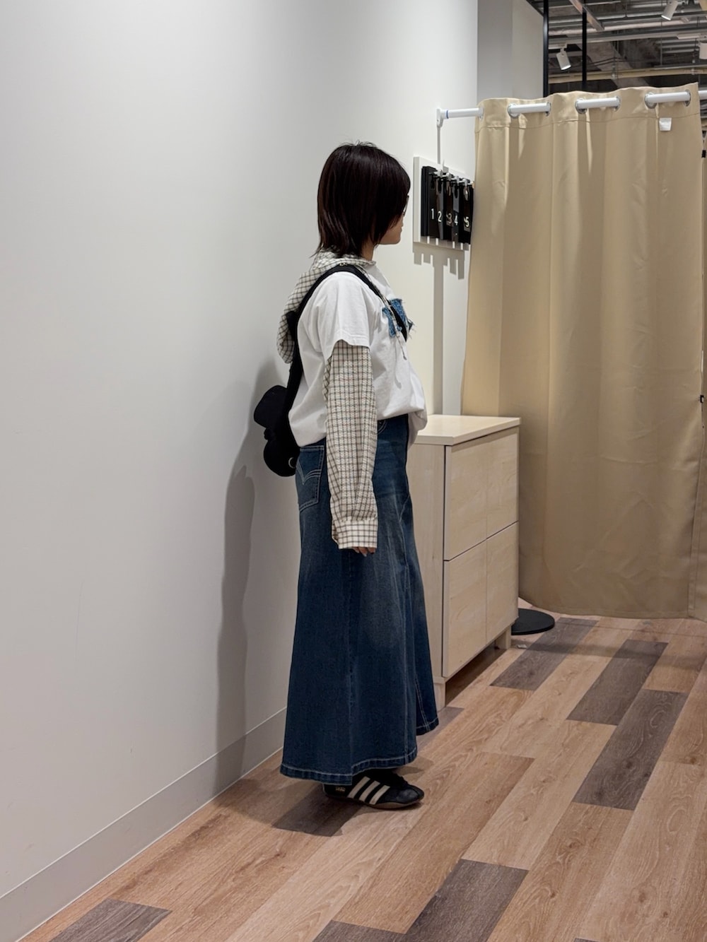 ホワイト系のTシャツ/カットソー、ホワイト系のシャツ/ブラウス、ブルー系のスカートを着用したレディースの春コーディネートの2枚目の写真