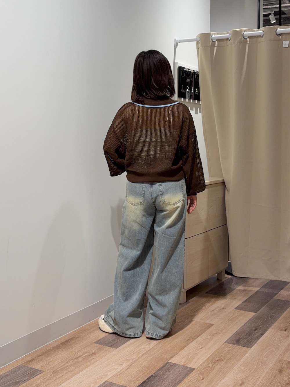 ブラウン系のカーディガン/ボレロ、ホワイト系のキャミソールを着用したレディースの春コーディネートの3枚目の写真
