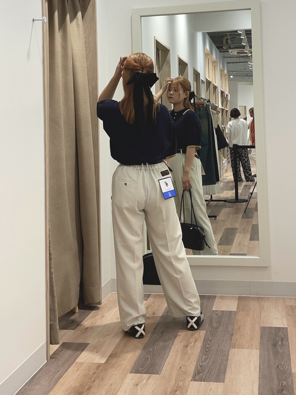 ブルー系のニット/セーター、ホワイト系のその他パンツを着用したレディースの夏コーディネートの3枚目の写真