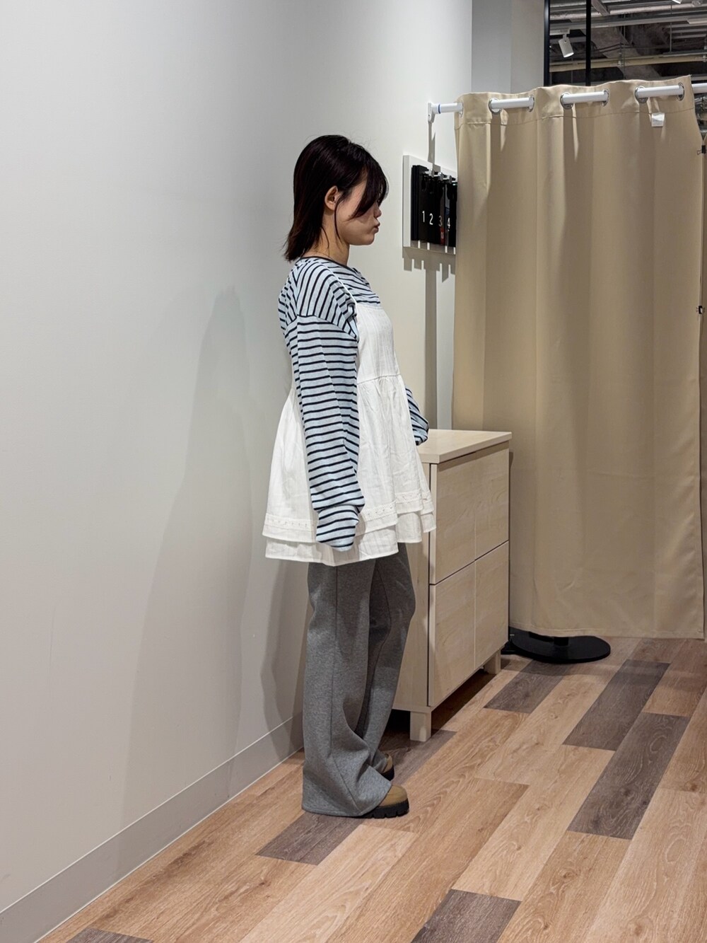 ブルー系のTシャツ/カットソー、ホワイト系のワンピース、グレー系のその他パンツを着用したレディースの春コーディネートの2枚目の写真