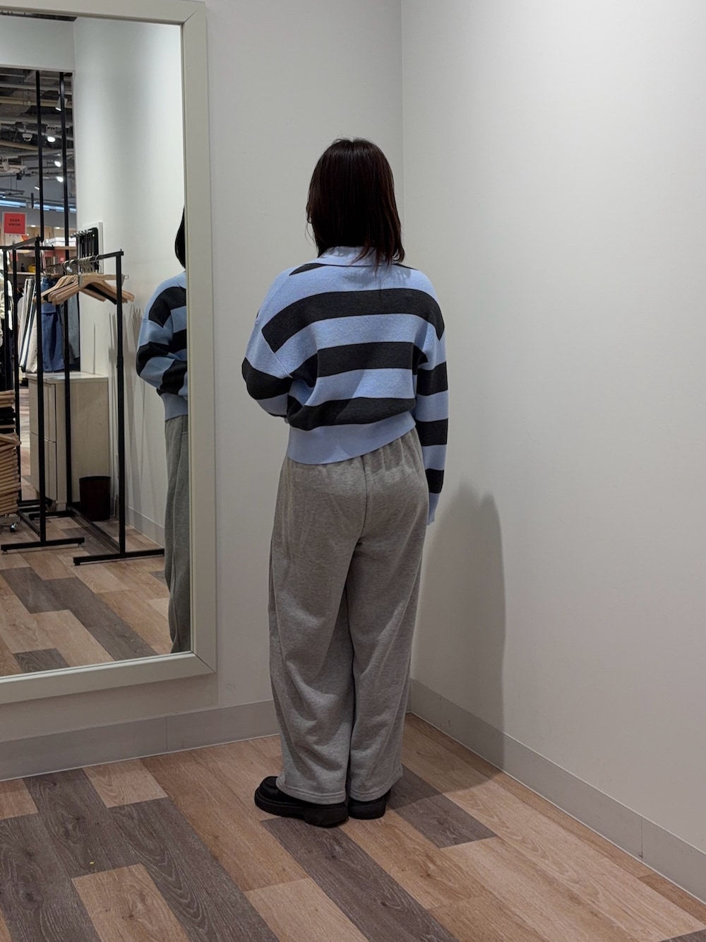 ブルー系のカーディガン/ボレロ、グレー系のその他パンツを着用したレディースの春コーディネートの3枚目の写真