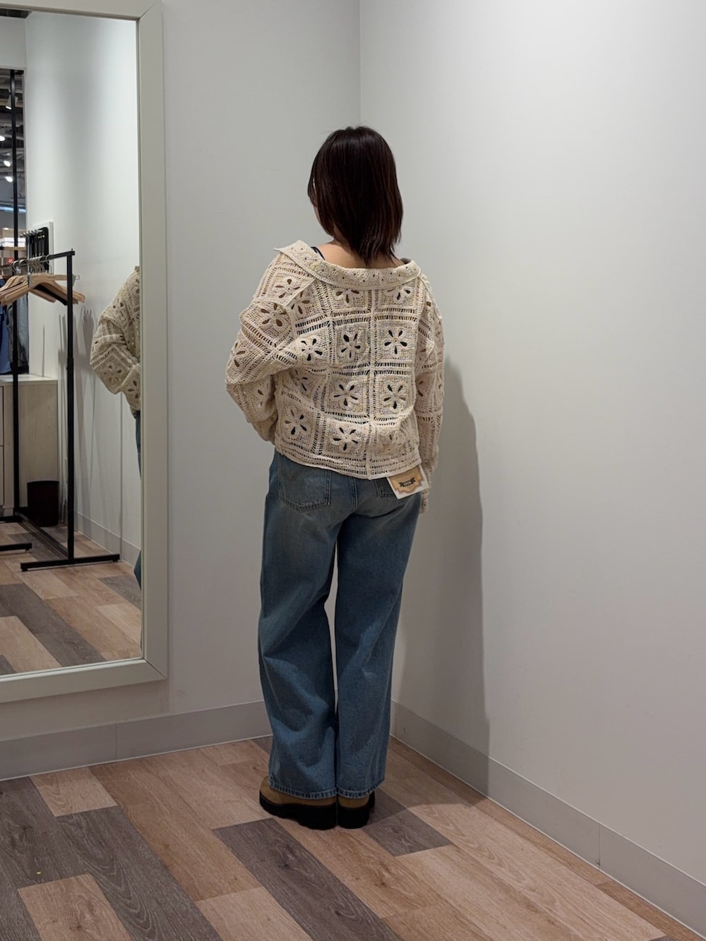 ホワイト系のシャツ/ブラウス、ブルー系のキャミソール、ブルー系のデニムパンツを着用したレディースの春コーディネートの3枚目の写真