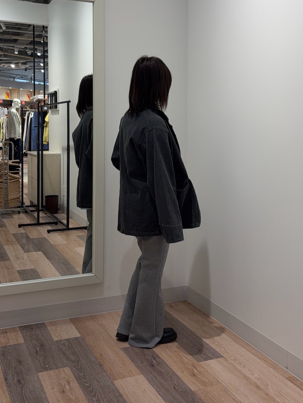 ブルー系のシャツ/ブラウス、ブラック系のテーラードジャケット、グレー系のその他パンツを着用したレディースの春コーディネートの2枚目の写真