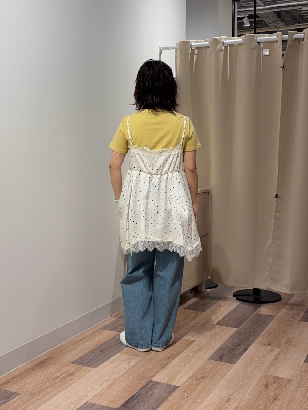 ホワイト系のシャツ/ブラウス、イエロー系のTシャツ/カットソー、ブルー系のその他パンツを着用したレディースの春コーディネートの3枚目の写真