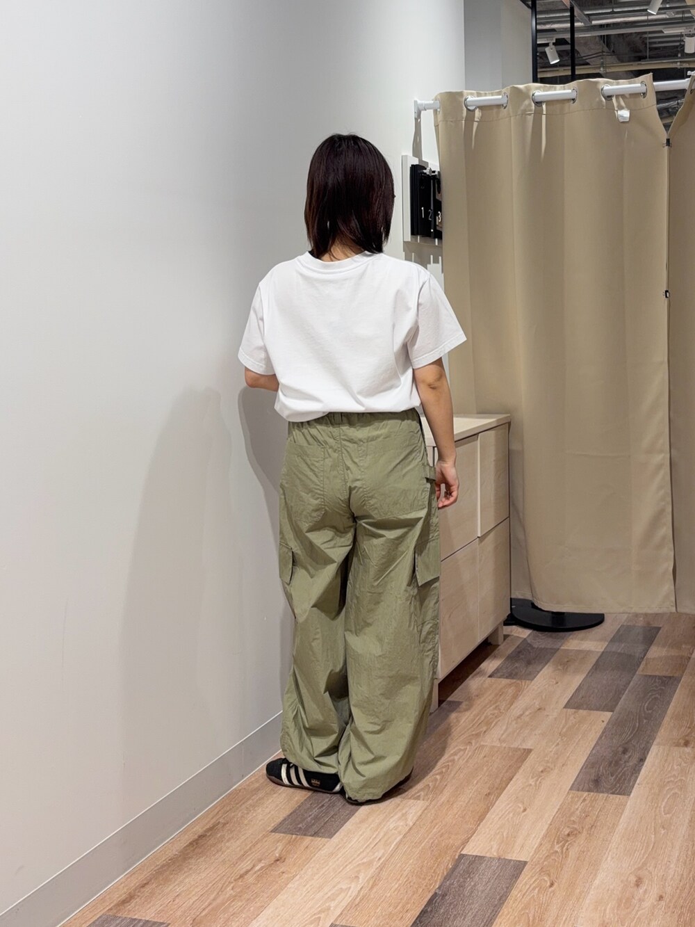ホワイト系のTシャツ/カットソー、グリーン系のその他パンツを着用したレディースの春コーディネートの3枚目の写真