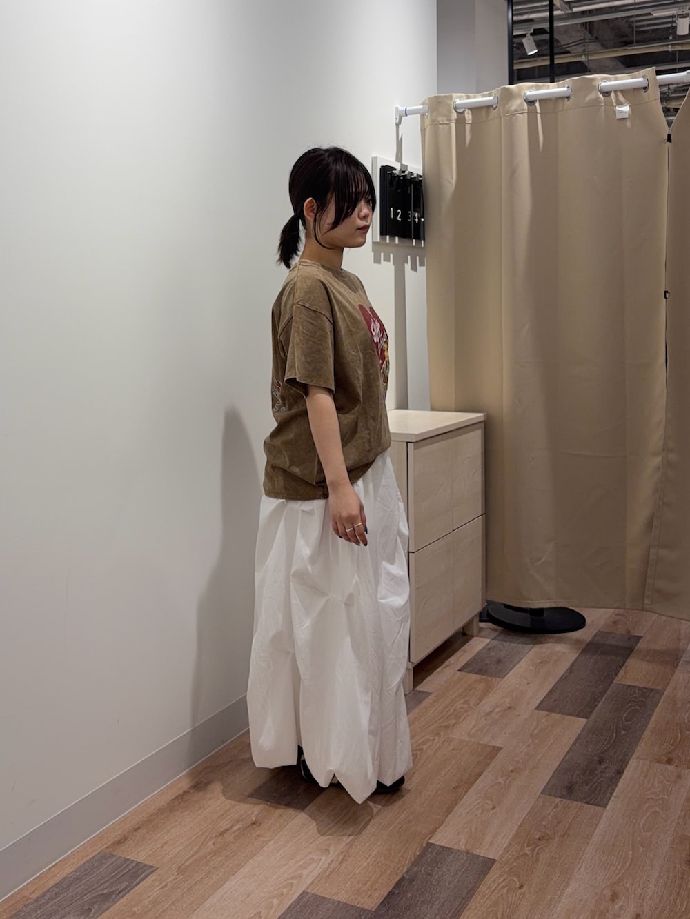 ベージュ系のTシャツ/カットソー、ホワイト系のスカートを着用したレディースの春コーディネートの2枚目の写真