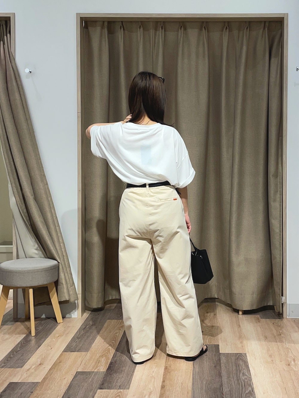 ホワイト系のTシャツ/カットソー、ホワイト系のその他パンツを着用したレディースの夏コーディネートの3枚目の写真