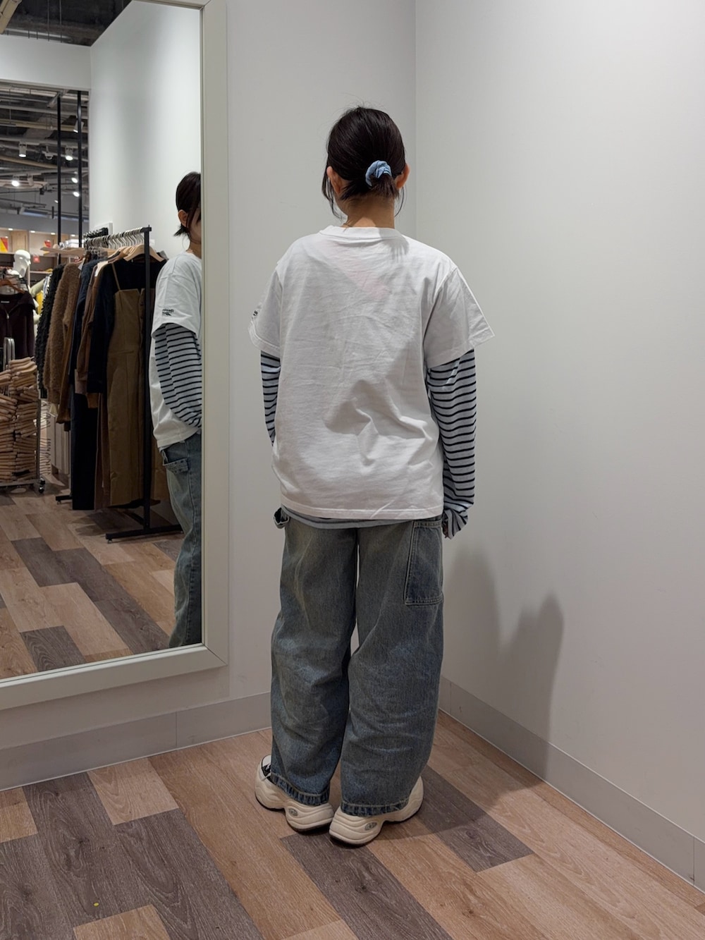 ホワイト系のTシャツ/カットソー、ブルー系のTシャツ/カットソー、ブルー系のデニムパンツを着用したレディースの春コーディネートの3枚目の写真