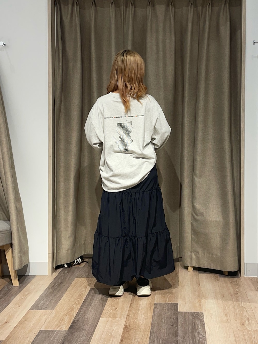 ブラック系のTシャツ/カットソー、ホワイト系のスカートを着用したレディースの夏コーディネートの3枚目の写真