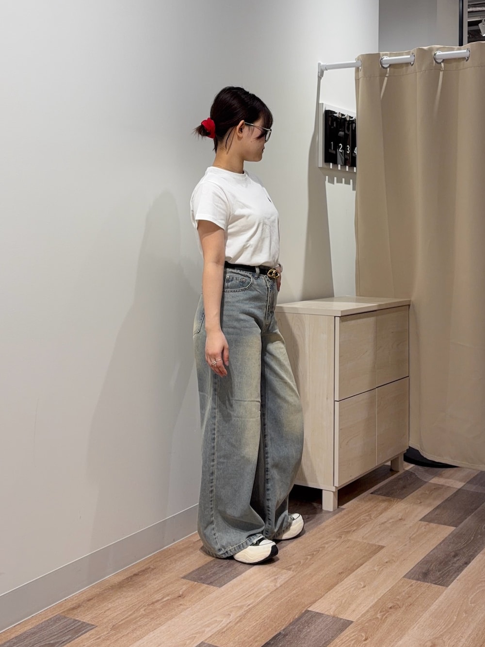 ホワイト系のTシャツ/カットソーを着用したレディースの春コーディネートの2枚目の写真