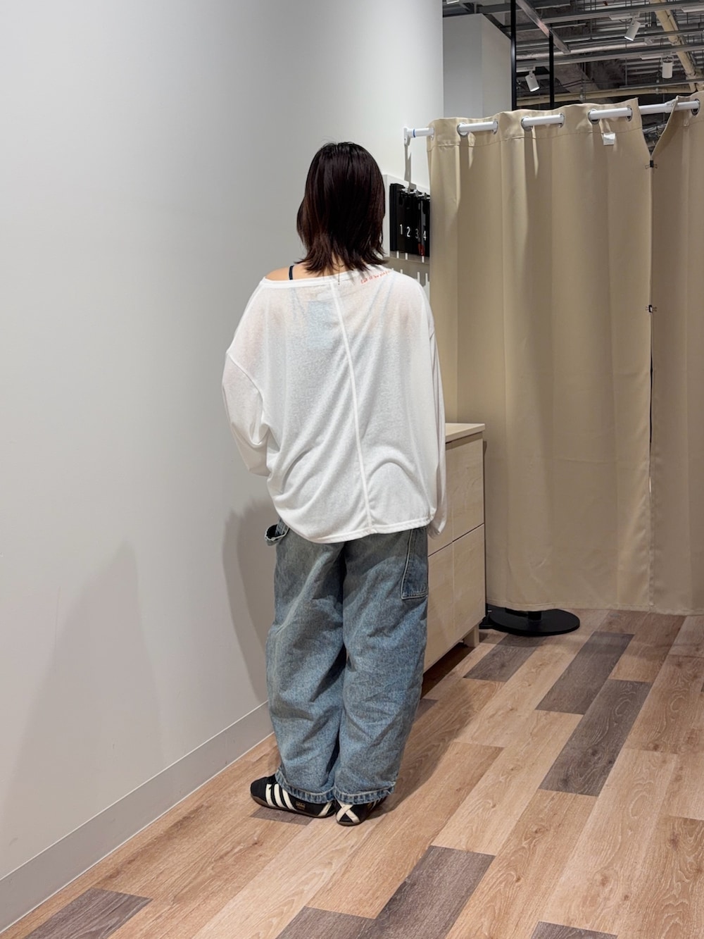 ブルー系のキャミソール、ホワイト系のTシャツ/カットソー、ブルー系のデニムパンツを着用したレディースの春コーディネートの3枚目の写真