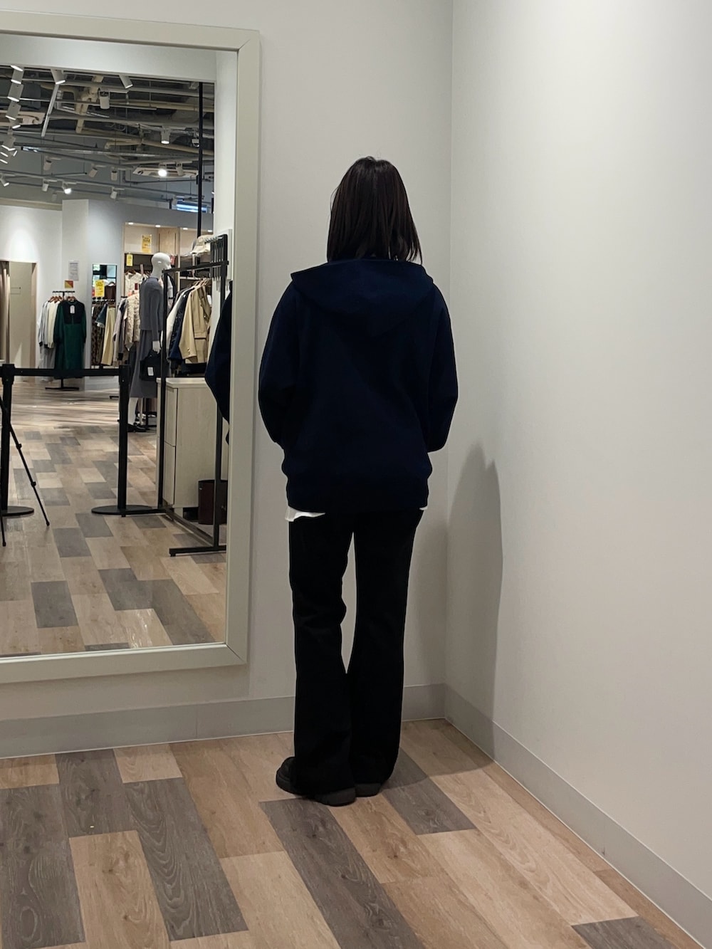 グレー系のニット/セーター、ホワイト系のTシャツ/カットソー、ブラック系のその他パンツを着用したレディースの冬コーディネートの3枚目の写真