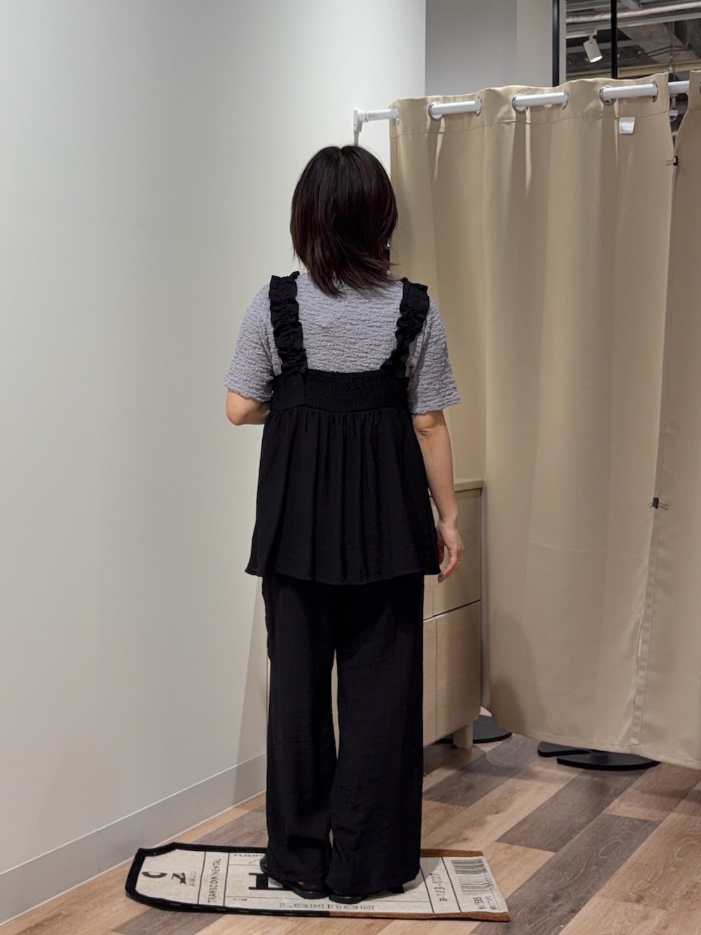 パープル系のTシャツ/カットソー、ブラック系のワンピースを着用したレディースの夏コーディネートの3枚目の写真